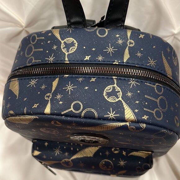 🎄 SALE! Wizarding World X Harry Potter Gold Quidditch Mini Backpack NWT Hogwarts - Picture 8 of 10